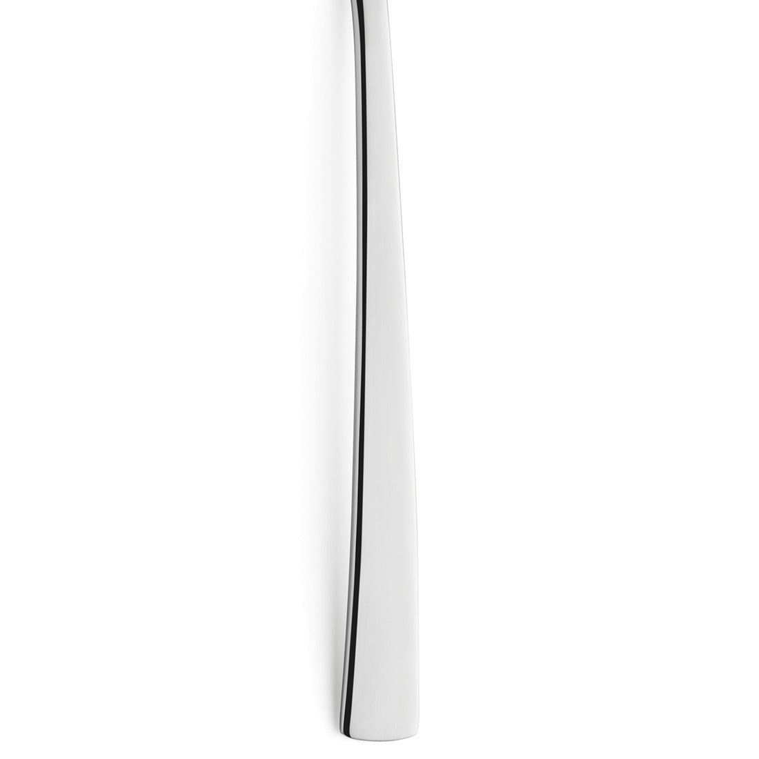 Silbernes Buttermesser auf weißem Hintergrund.