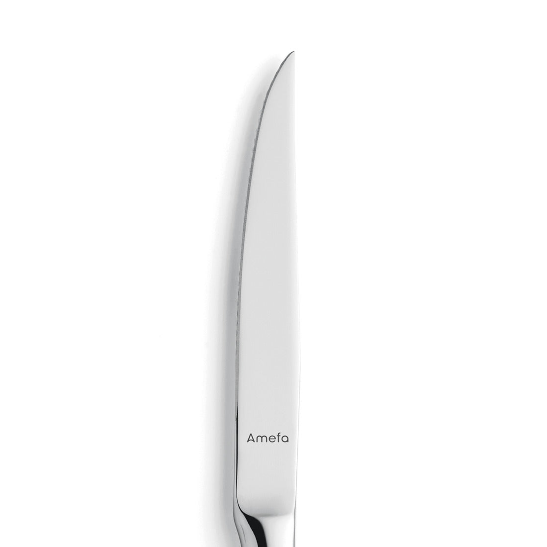Silbernes Messer auf weißem Hintergrund.