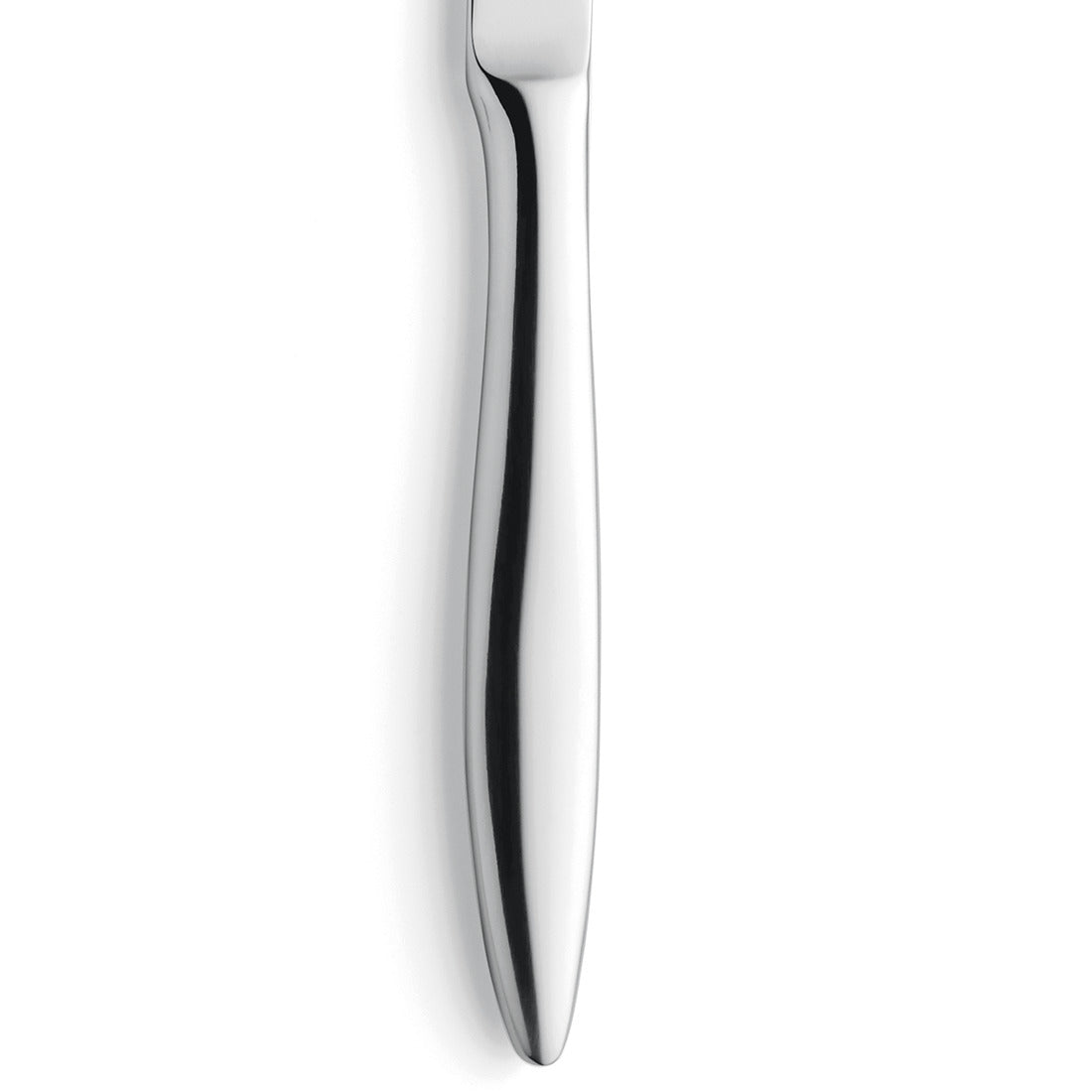 Silbernes Messer auf weißem Hintergrund.