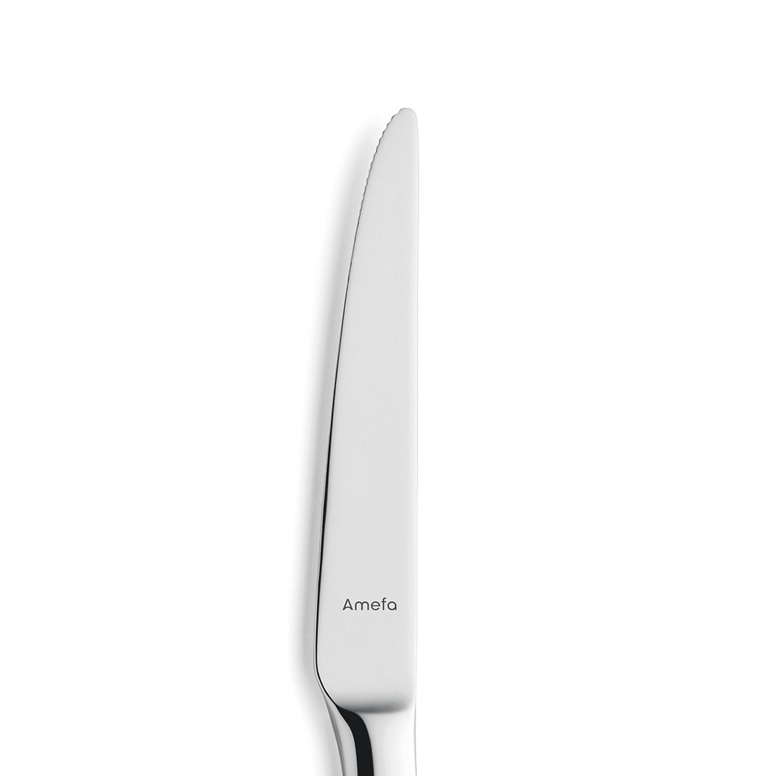 Silbernes Messer auf weißem Hintergrund.
