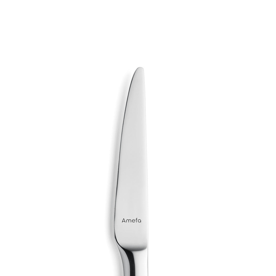 Silbernes Messer auf weißem Hintergrund.