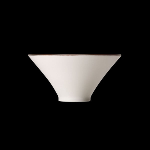 Weiße Schale auf schwarzem Hintergrund.