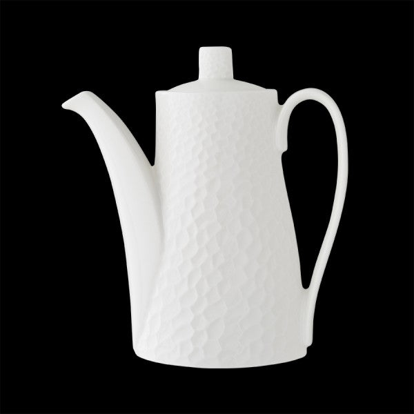 Weiße Kaffeekanne mit Strukturmuster.
