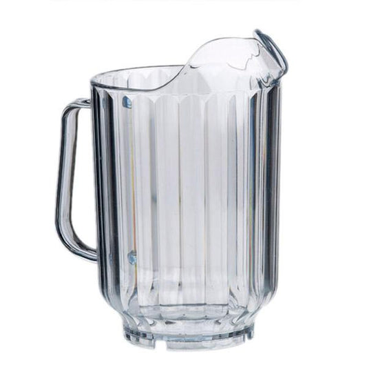 Transparenter Kunststoffkrug mit Henkel.
