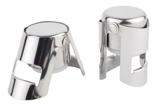 Zwei Sektflaschenverschlüsse aus Metall.