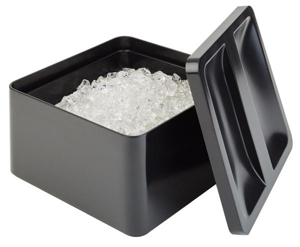 Eiswürfelbehälter mit geöffnetem Deckel.