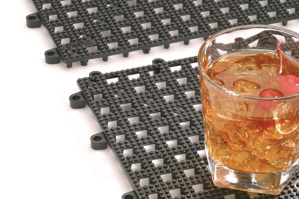 Gummimatte mit Getränkeglas darauf.