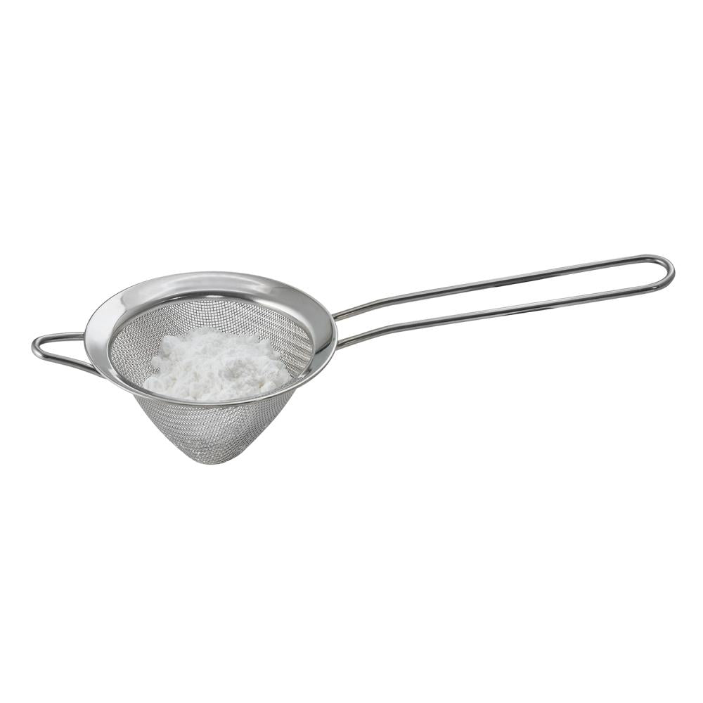 Metallsieb mit Puderzucker gefüllt.