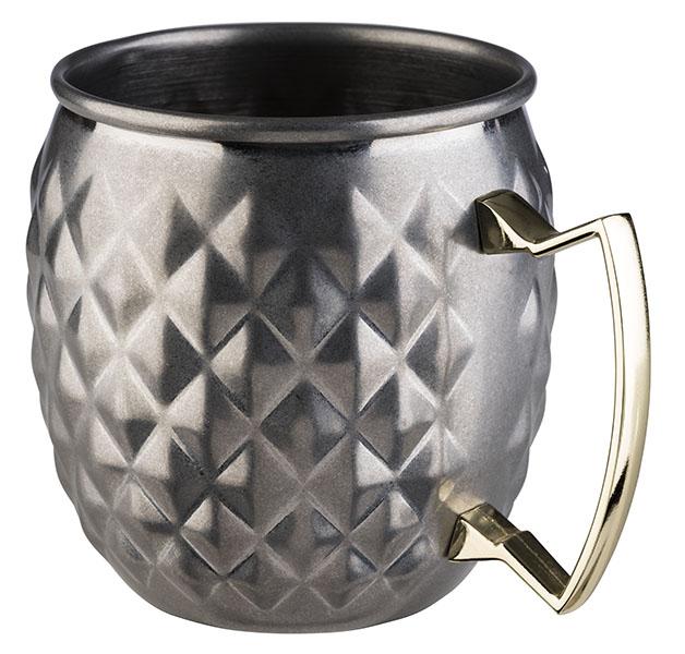 Metallbecher mit goldfarbenem Griff.