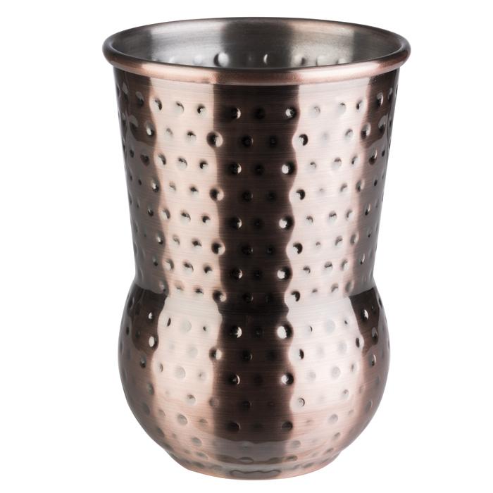 Metallbecher mit gehämmerter Oberfläche.