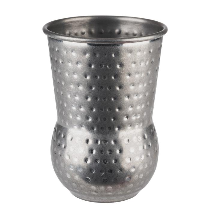 Metallbecher mit gepunkteter Oberfläche.