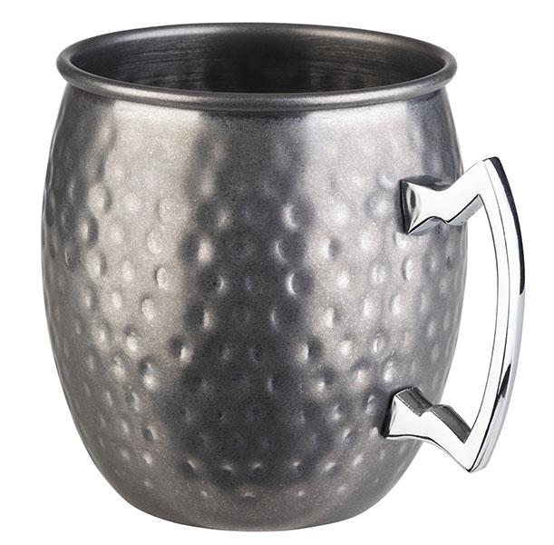 Metallbecher mit gehämmertem Design.