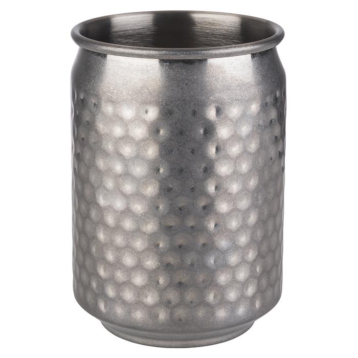 Metallbecher mit gehämmerter Oberfläche.