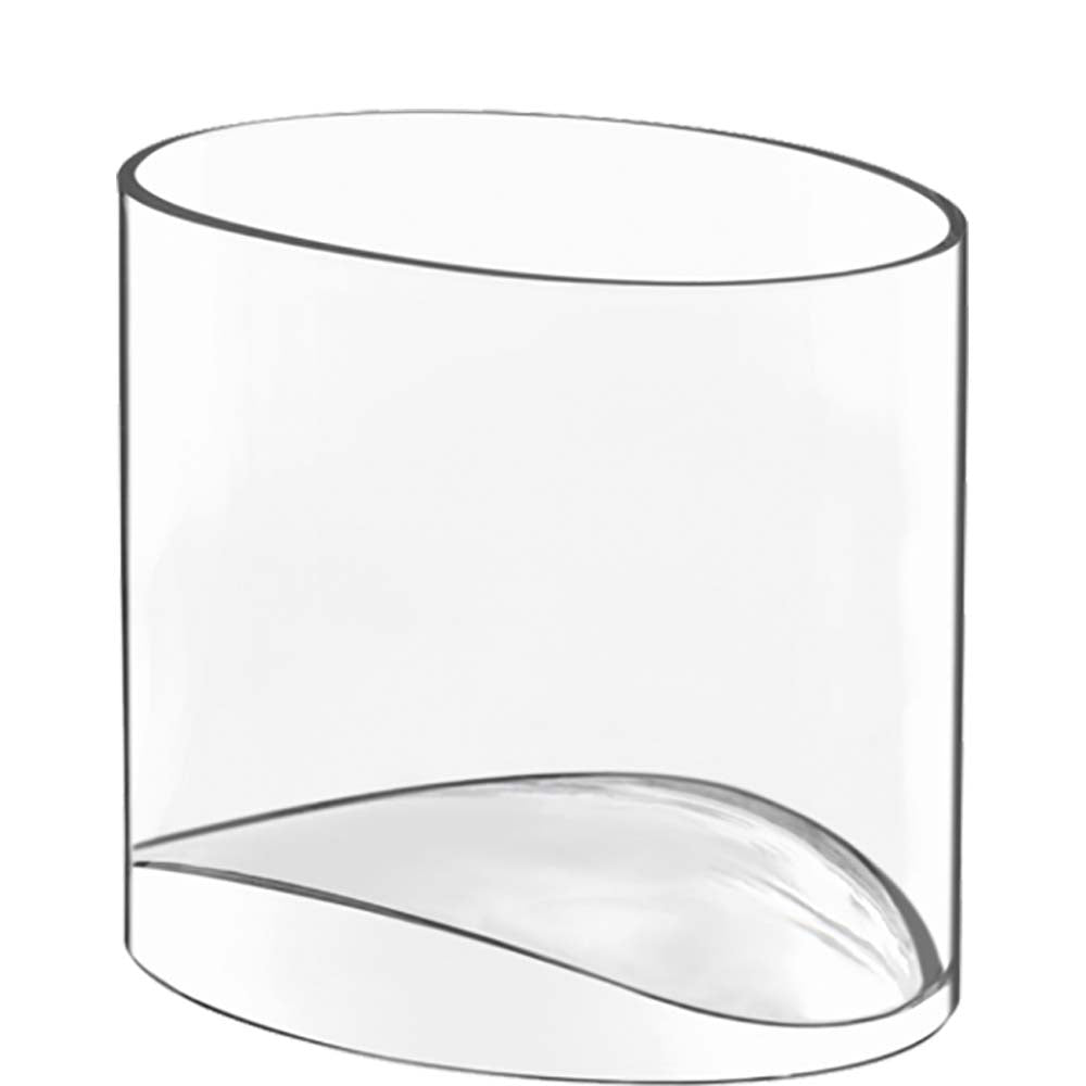 Transparentes, modernes Trinkglas, schräger Boden.