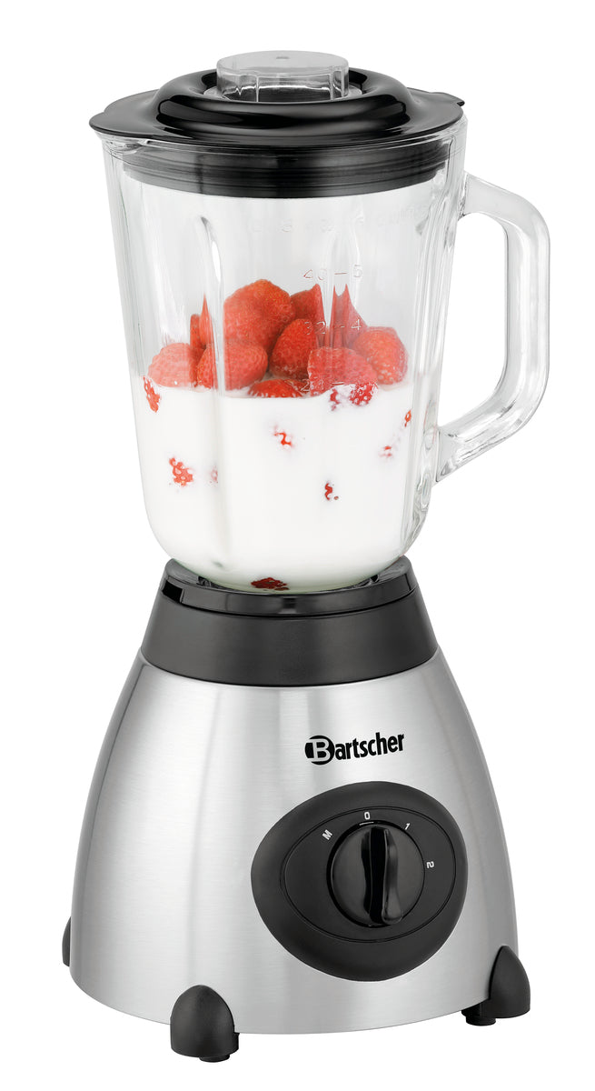 Mixer mit Erdbeeren und Milch