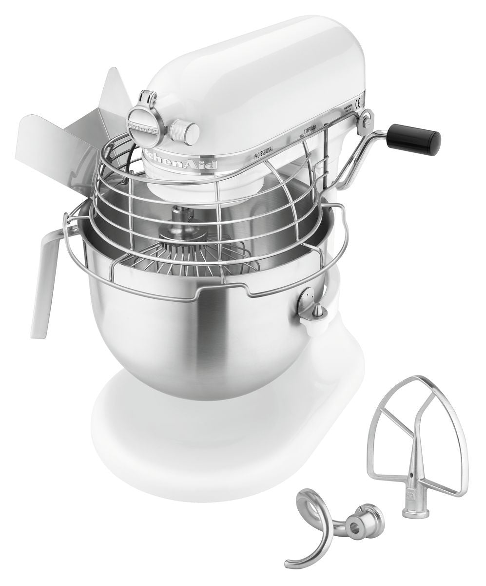 Küchenmaschine mit Zubehör und Schüssel.