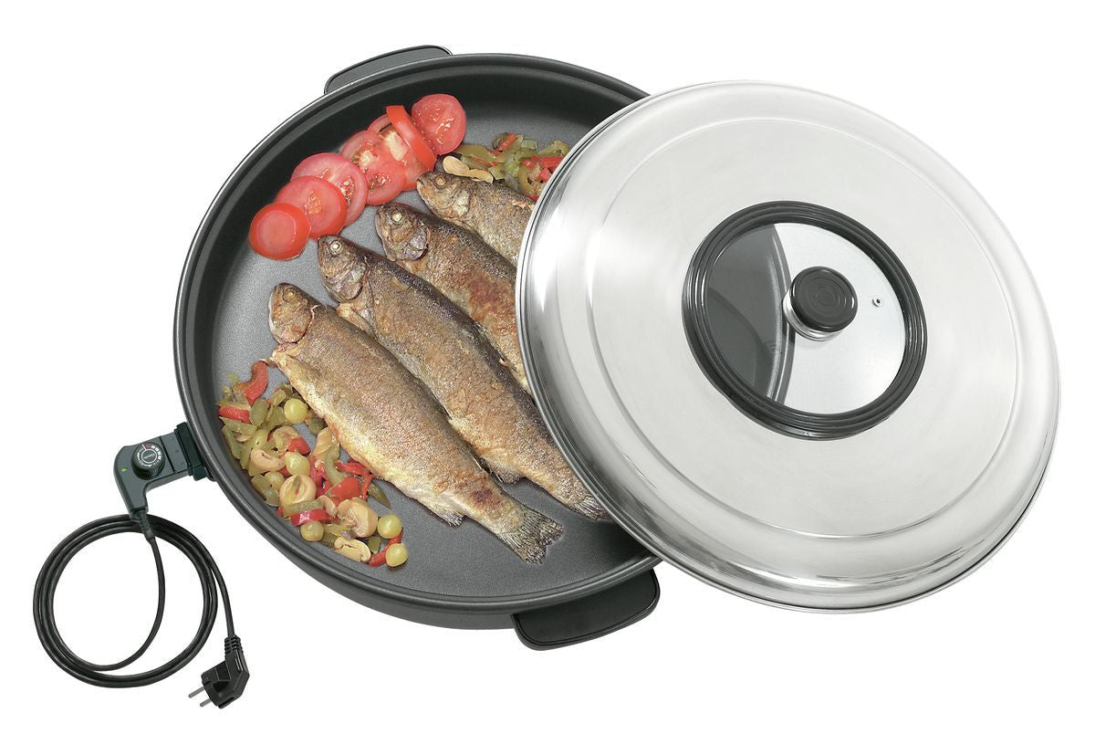 Elektrische Pfanne mit Fischgericht.