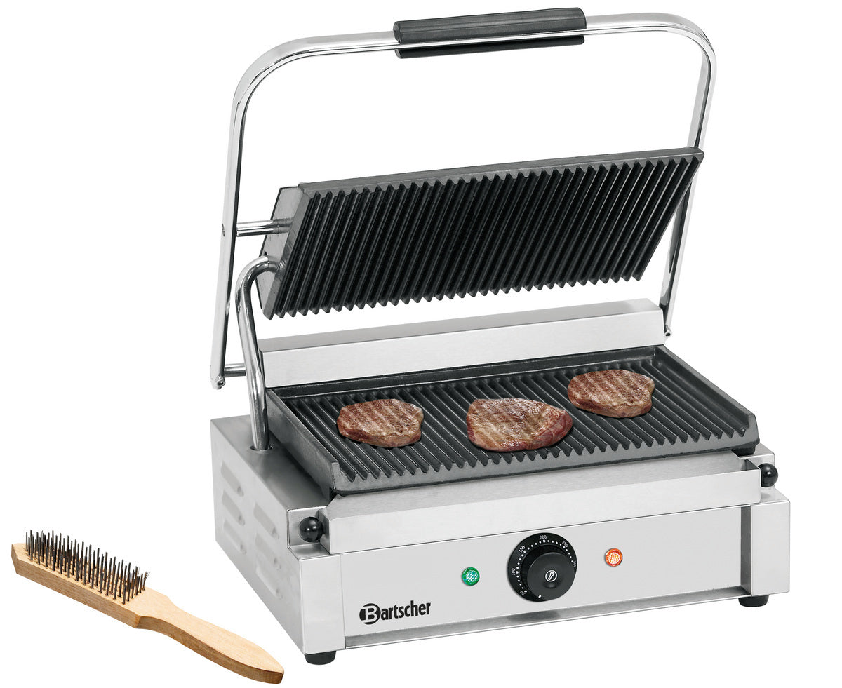 Kontaktgrill mit Grillbürste und Fleisch.