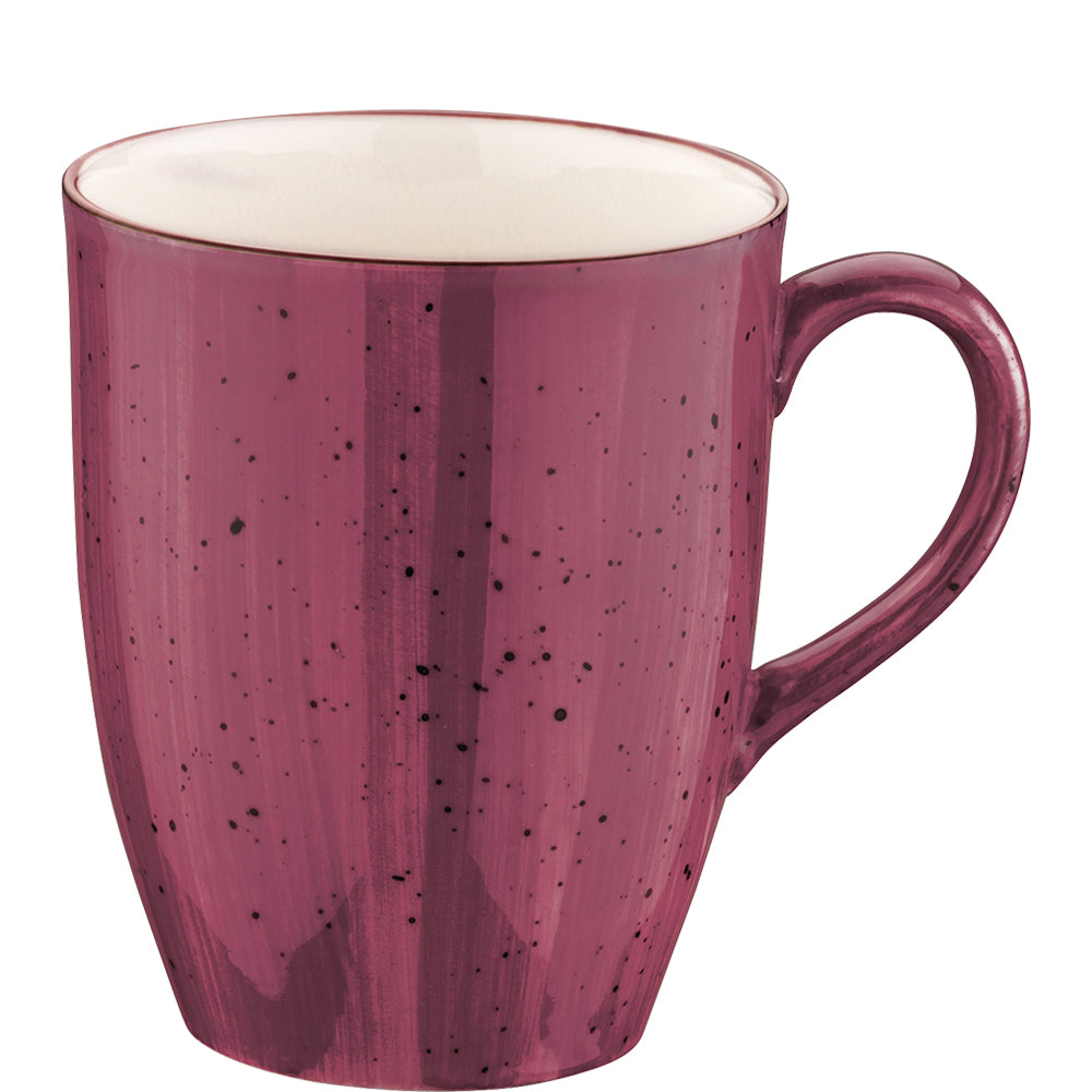 Rote Keramiktasse mit Henkel.