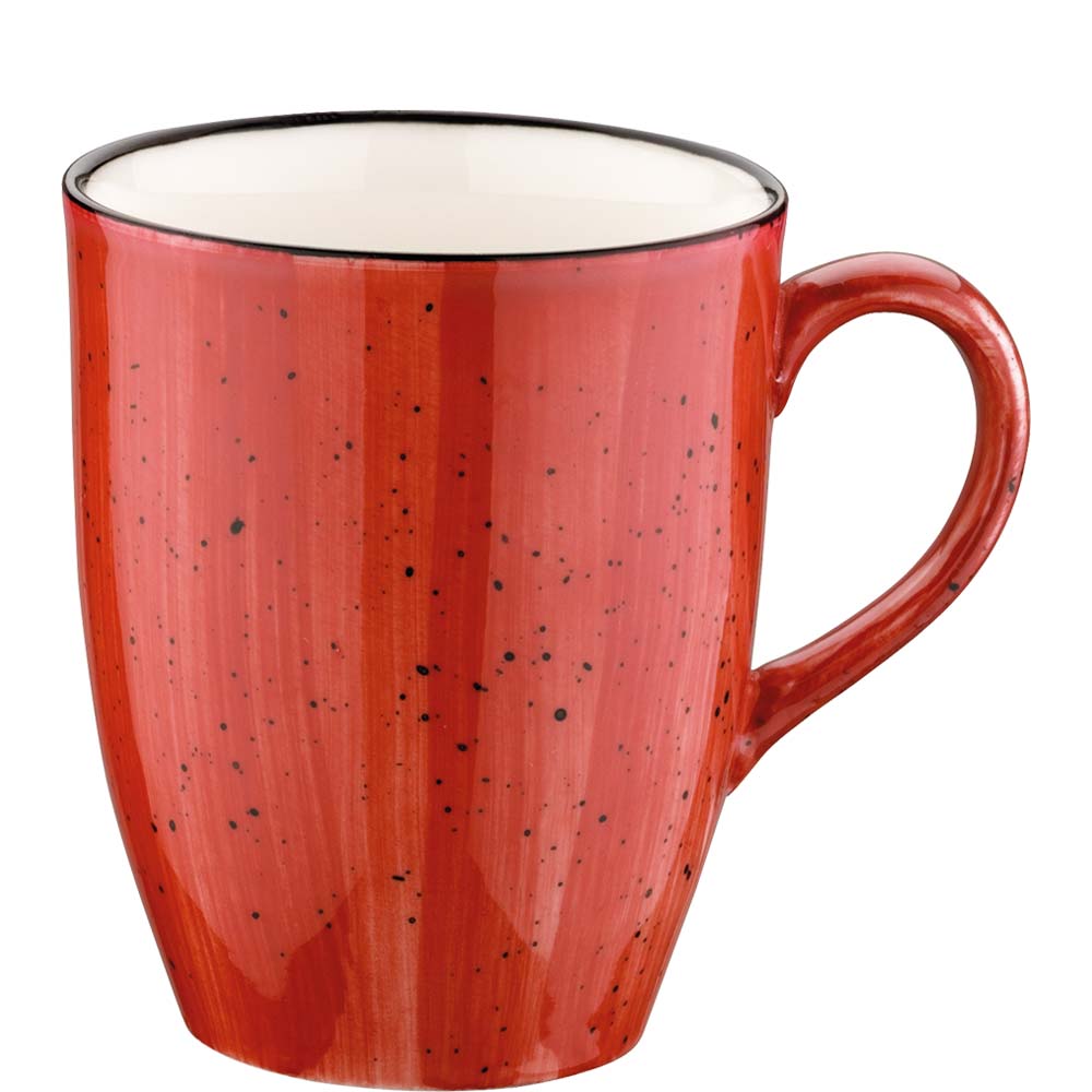 Rote Tasse mit schwarzen Sprenkeln.