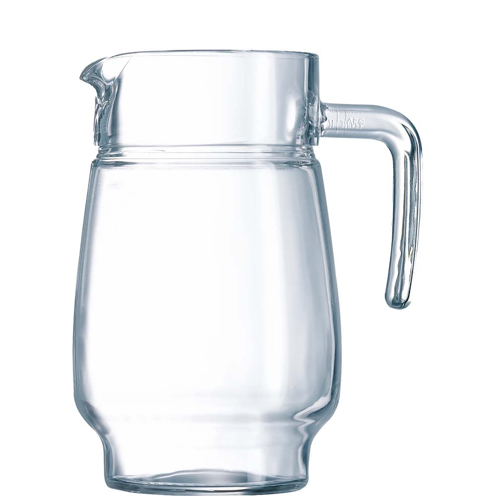 Glaskrug mit Wasser