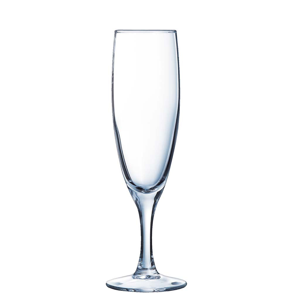 Champagnerglas vor weißem Hintergrund