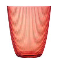 Rotes Glas mit Vertikalrillen