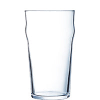 Transparentes leeres Trinkglas