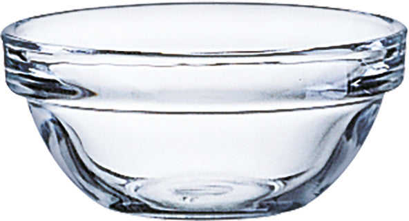 Glasschüssel auf weißem Hintergrund.