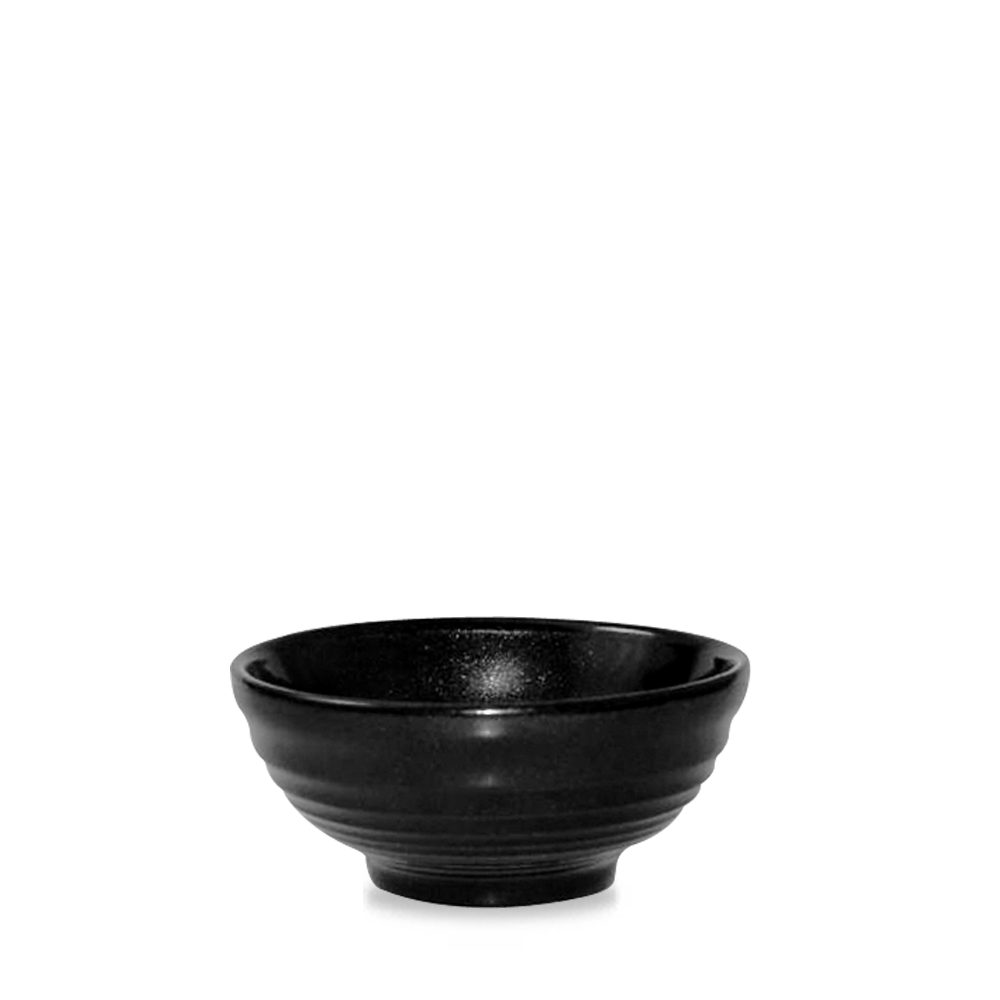 Schwarze Schüssel auf weißem Hintergrund.