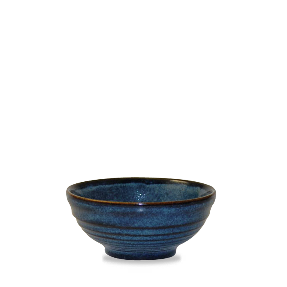 Blaue Keramikschüssel auf weißem Hintergrund.