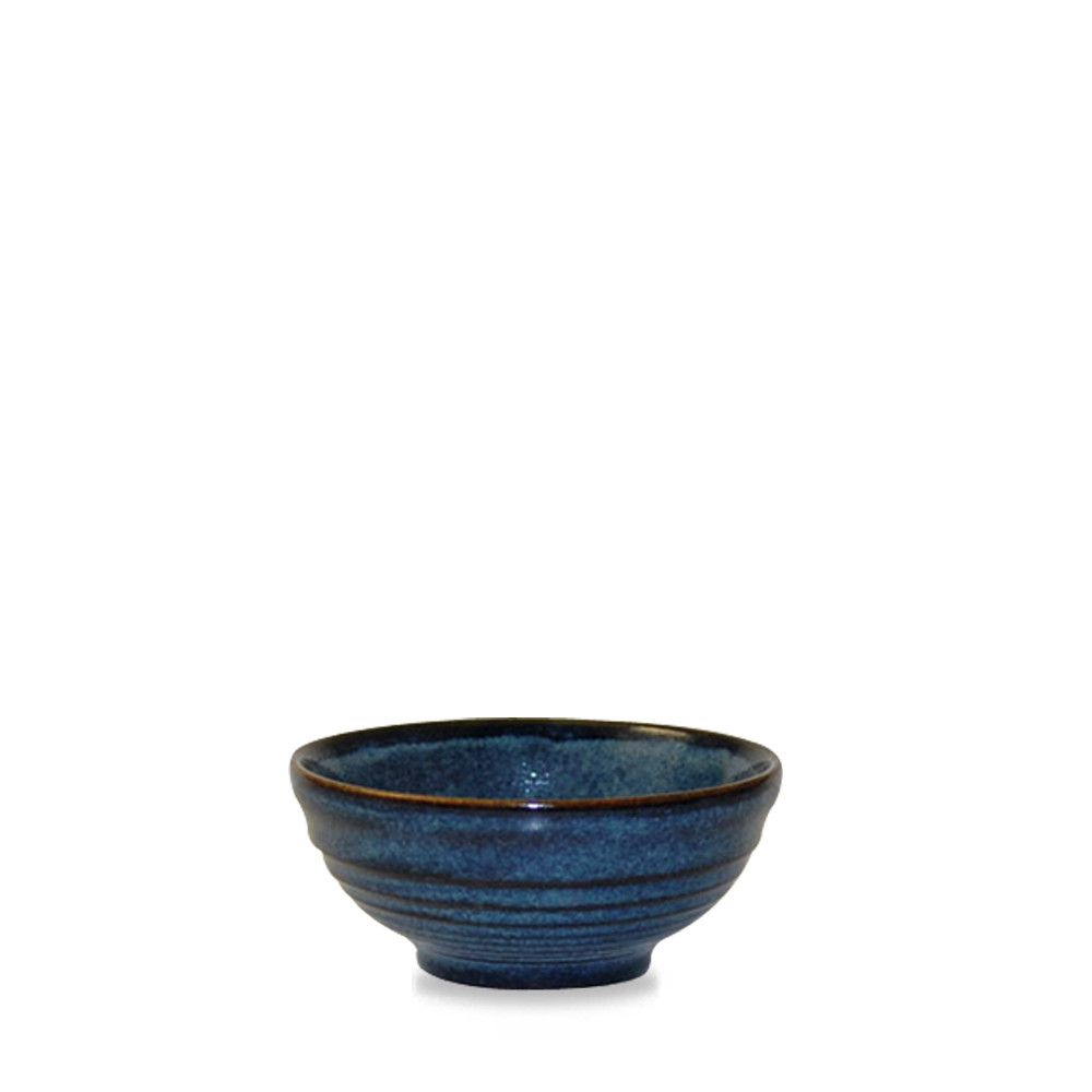 Blaue Schüssel auf weißem Hintergrund.
