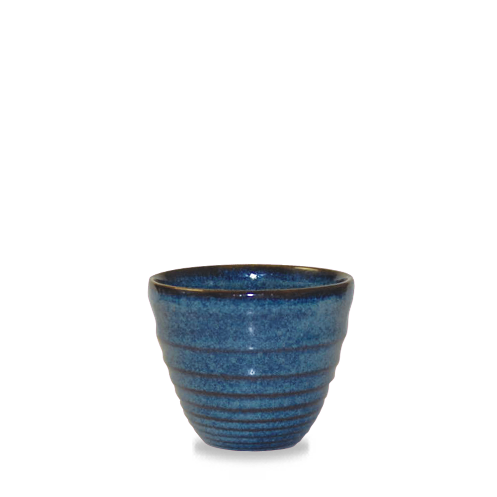 Blauer Keramikbecher auf weißem Hintergrund.