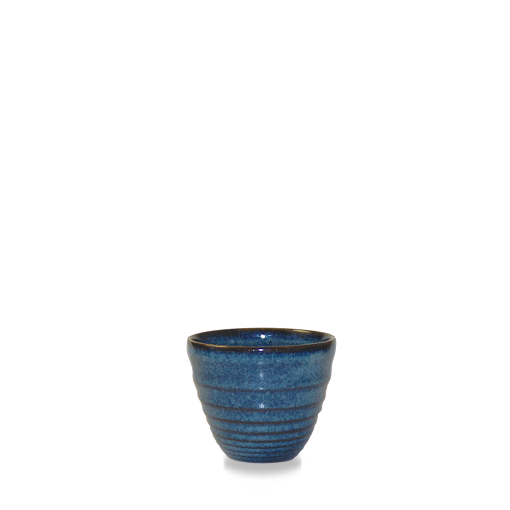 Blauer Keramikbecher auf weißem Hintergrund.