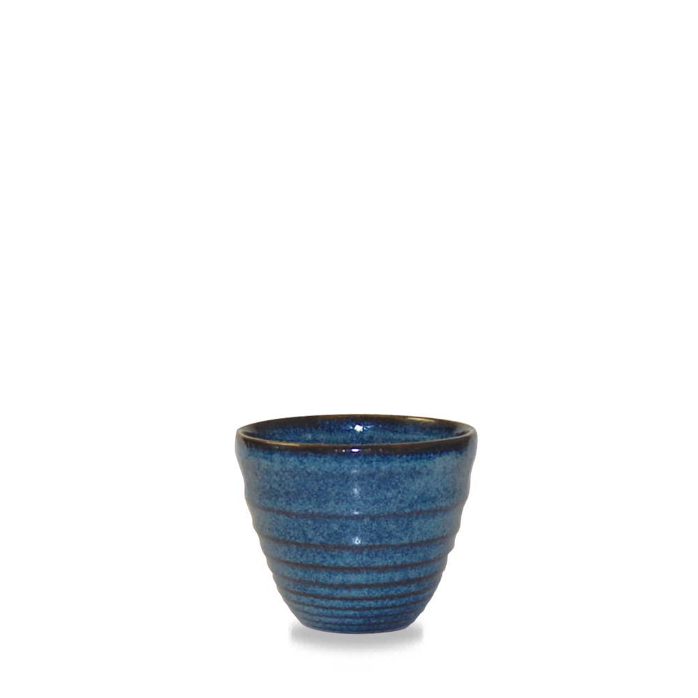 Blauer Keramikbecher auf weißem Hintergrund.
