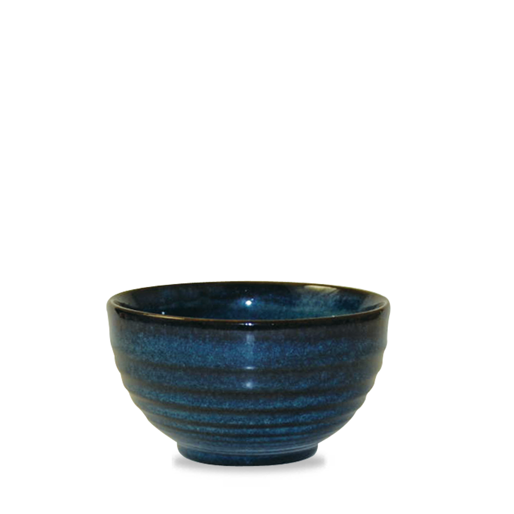 Blaue Keramikschüssel auf weißem Hintergrund.