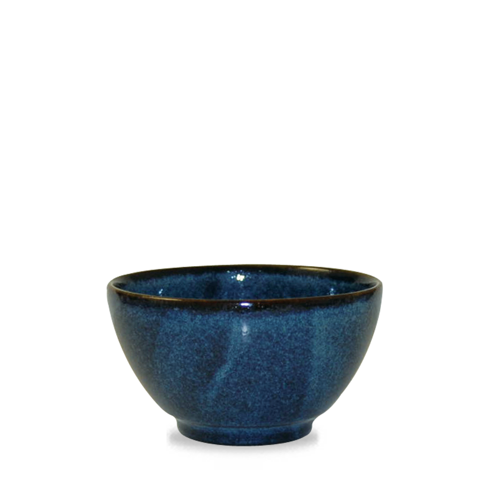 Blaue Keramikschüssel auf weißem Hintergrund.