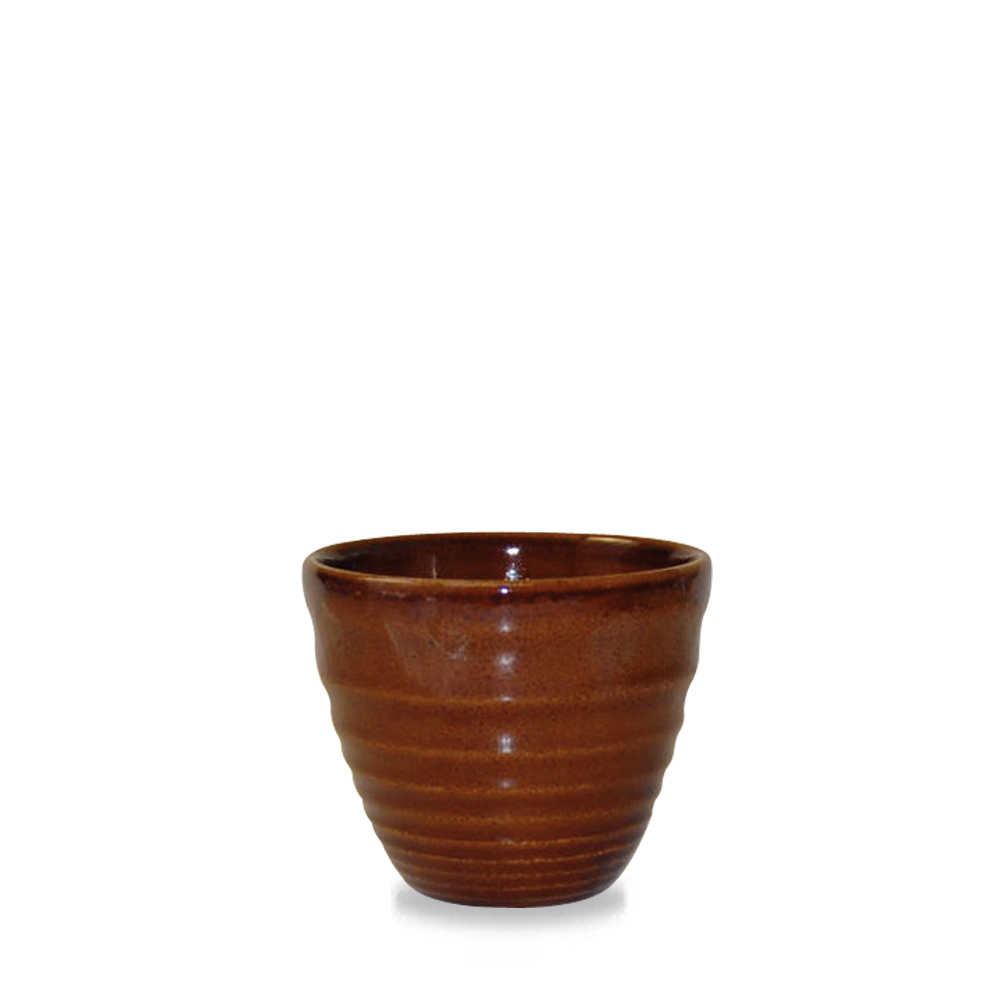 Braune Keramiktasse auf weißem Hintergrund.