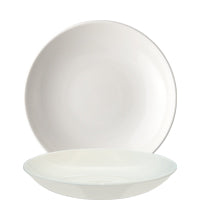 Zwei weiße Teller, schlichtes Design.