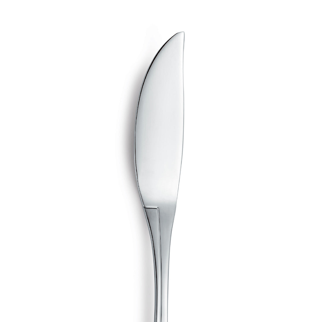 Silbernes Buttermesser auf weißem Hintergrund.