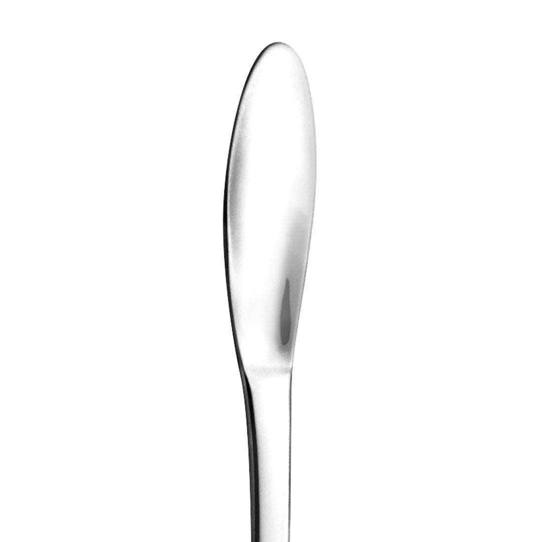 Silberner Buttermesser auf weißem Hintergrund.