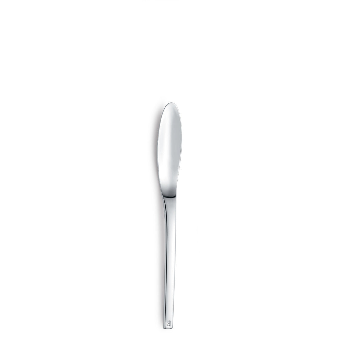 Silberner Buttermesser auf weißem Hintergrund.