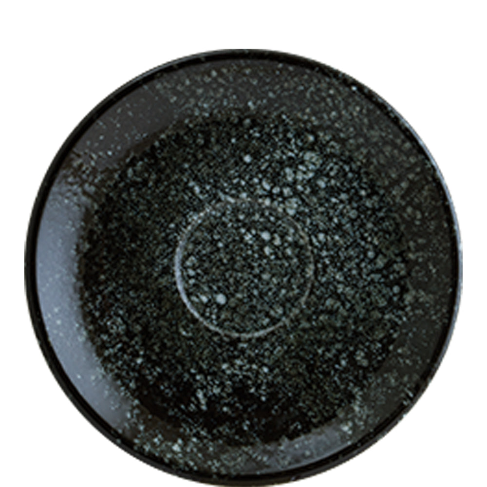 Schwarzer, gesprenkelter Teller von oben.