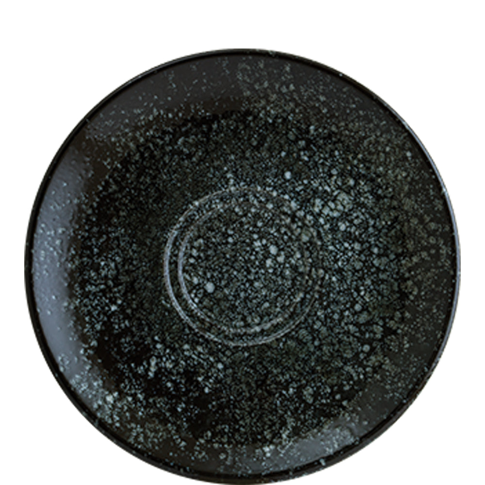 Schwarzer, gesprenkelter Teller von oben.