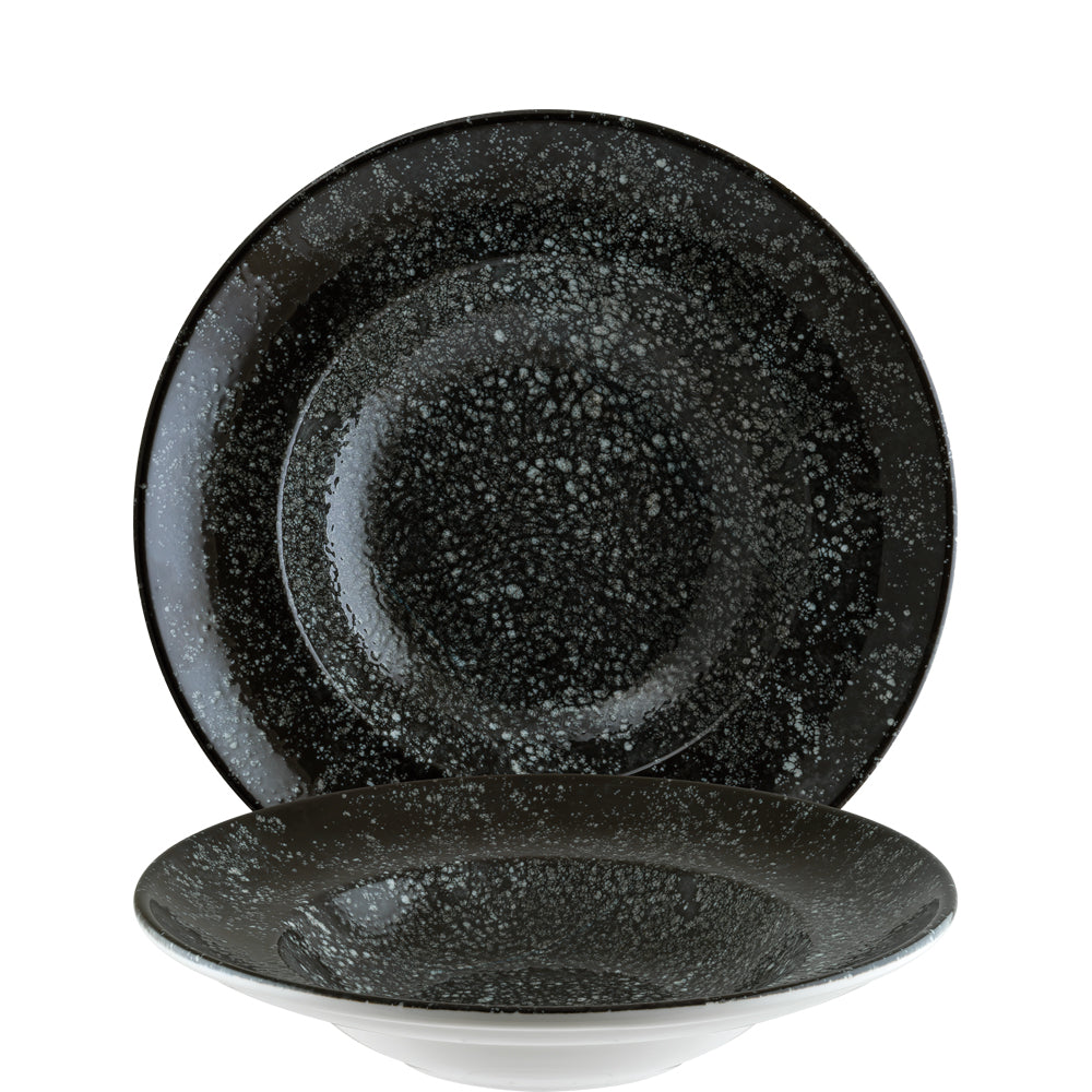 Schwarzes Geschirrset mit Sprenkeln.