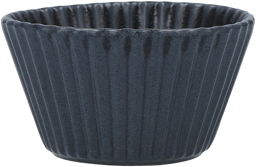Geriffelte, schwarze Schale aus Porzellan.