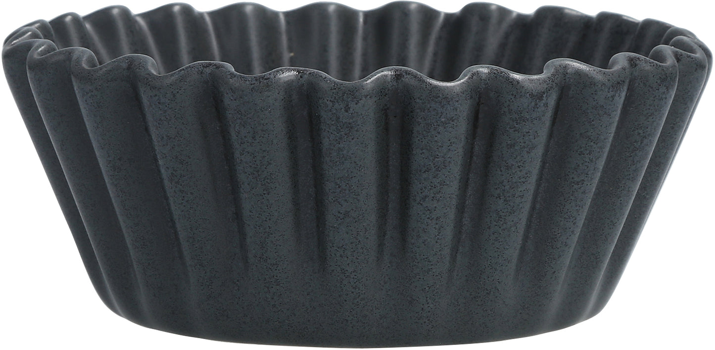 Graue, geriffelte Schale aus Keramik.