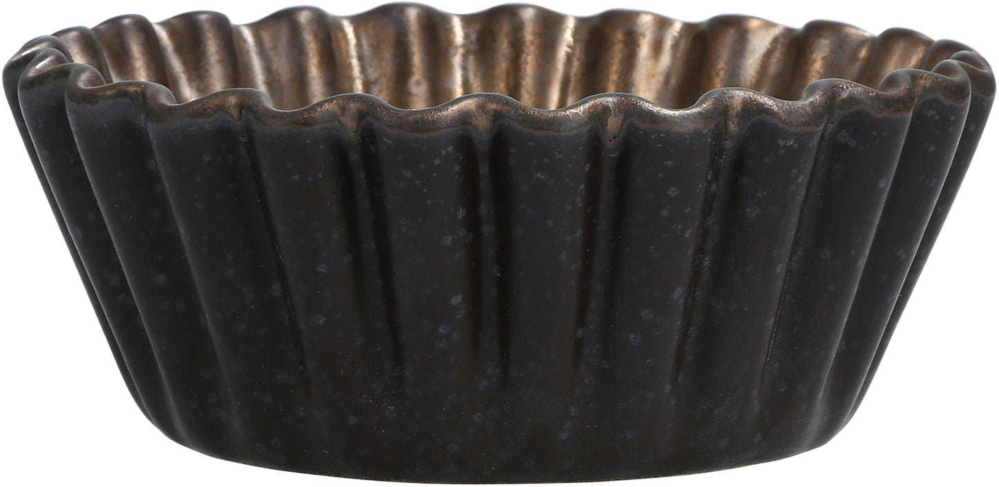 Schwarze, geriffelte Keramikschale.