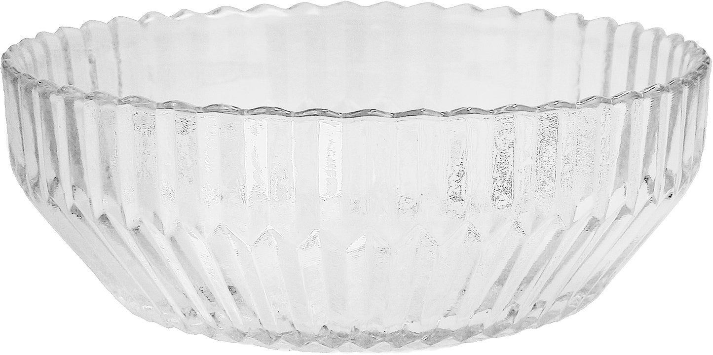 Geriffelte Glasschale auf weißem Hintergrund.