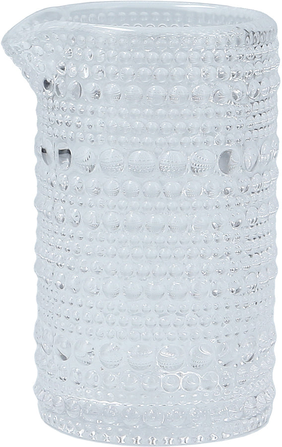 Glaskrug mit strukturiertem Design.
